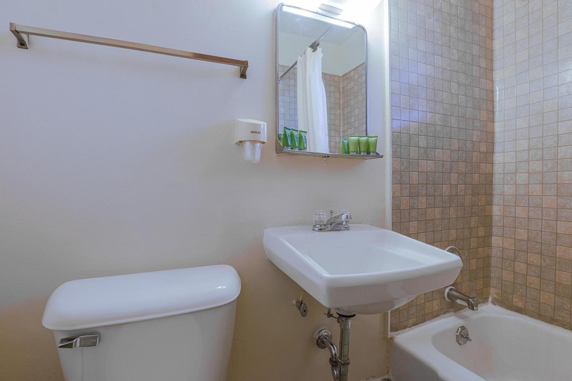 Love Hotels Silver Street By Oyo At Hurley Wi Ngoại thất bức ảnh