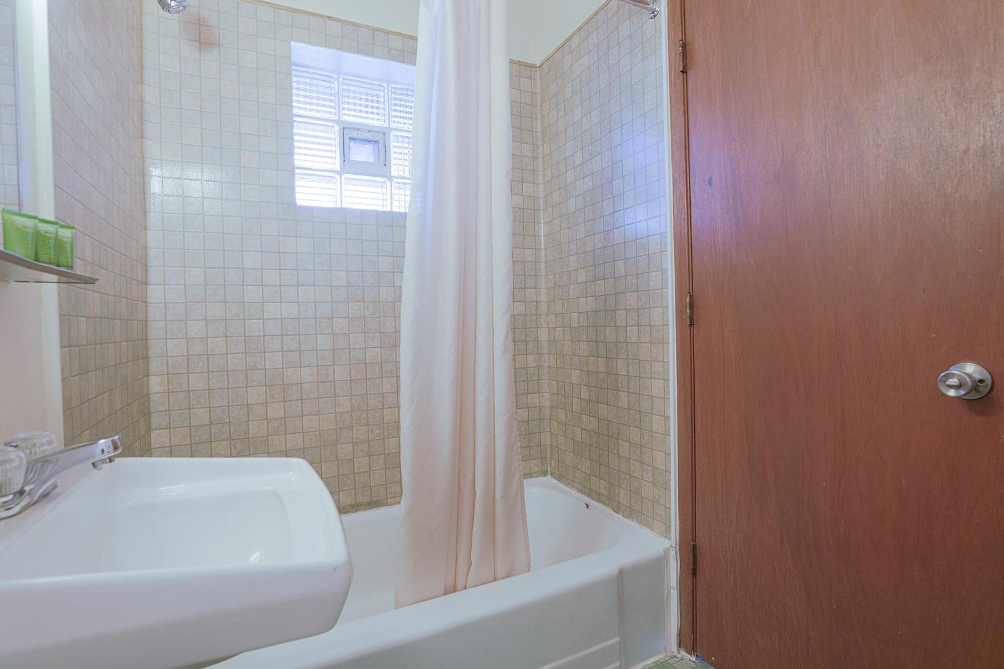 Love Hotels Silver Street By Oyo At Hurley Wi Ngoại thất bức ảnh