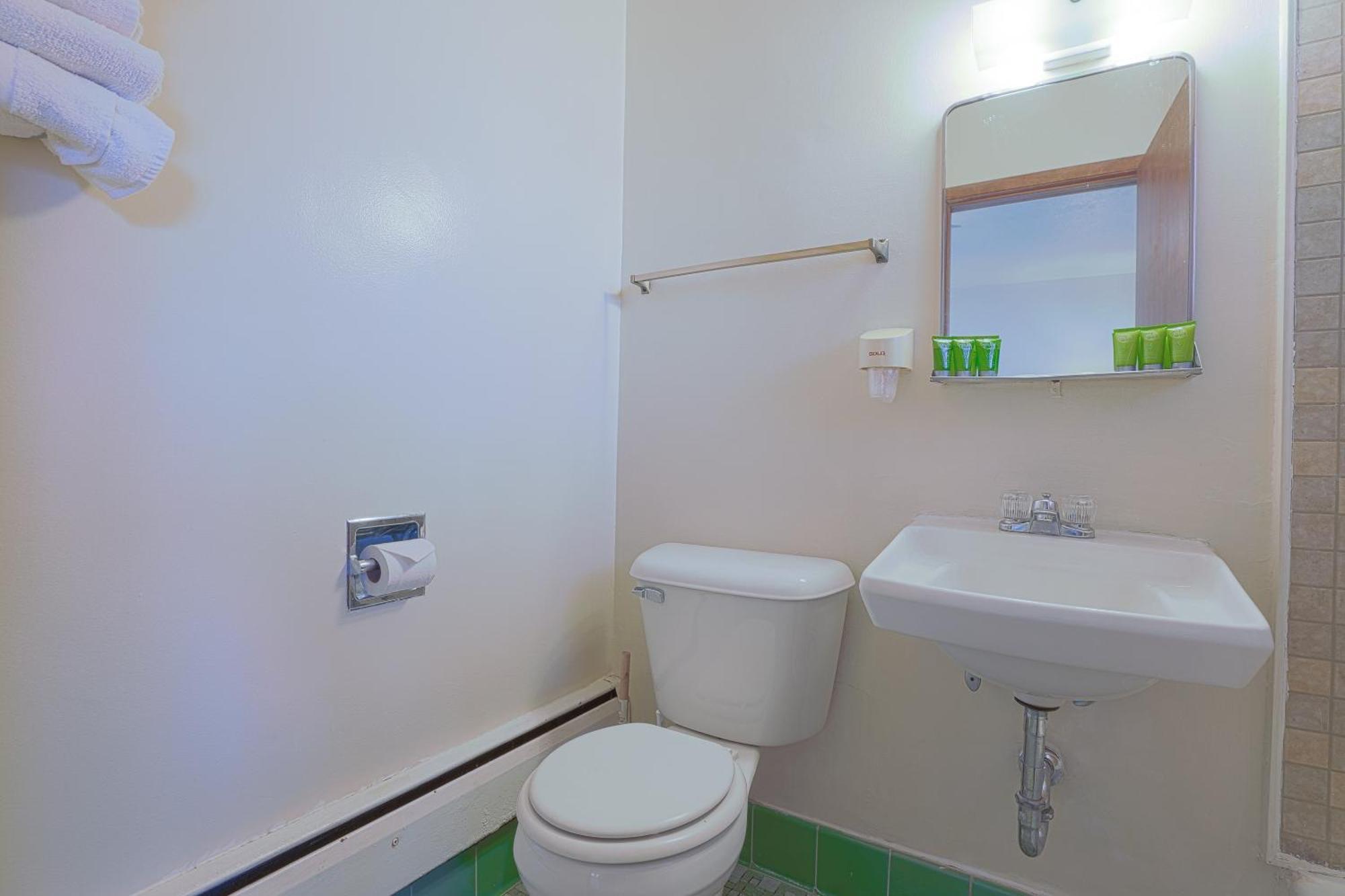 Love Hotels Silver Street By Oyo At Hurley Wi Ngoại thất bức ảnh